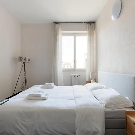 Daire Guesthost - Corvetto M3 - Comfy With Balcony!