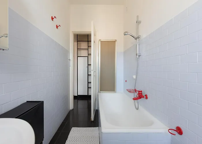 Apartment Guesthost - Corvetto M3 - Comfy With Balcony!